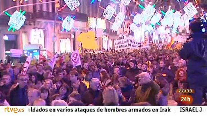 Ir al Video&nbsp;Miles de personas protestan en Barcelona contra la reforma educativa