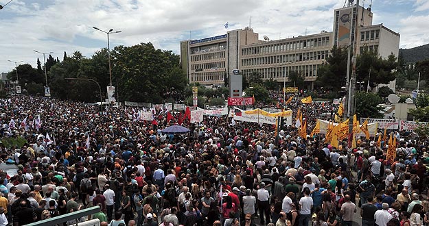 Miles de personas se concentran ante la sede de la televisión pública griega