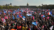 Ir al Video&nbsp;Miles de personas se manifiestan en Par&iacute;s contra la ley que legaliza el matrimonio homosexual