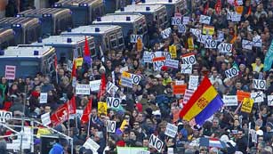 Ver vídeo  'Miles de personas se manifiestan en varias ciudades españolas'