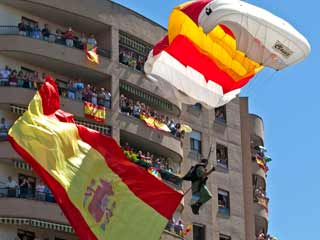 Ver v&iacute;deo  'Miles de personas siguen el D&iacute;a de las Fuerzas Armadas en Badajoz'