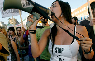 Ver v&iacute;deo  'Miles de universitarios salen a las calles para protestar contra la aplicaci&oacute;n del Plan Bolonia'