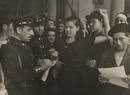 Miliciana recibiendo armas