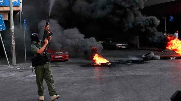 Un miliciano suní dispara al aire en Trípoli, en solidaridad con el jeque Ahmed Asir
