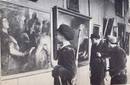 Milicianos visitando la exposici&oacute;n de las obras salvadas del Palacio de Liria, celebrada en el Colegio del Patriarca en diciembre de 1936. Donaci&oacute;n J. Vaamonde Horcada. IPCE. Ministerio de Cultura.