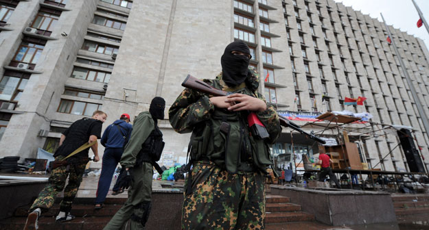 Un militante pro-ruso ante un edificio regional tomado por los separatistas en la ciudad ucraniana de Donetsk.