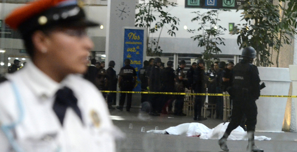 TRES POLICÍAS MEXICANOS MUEREN A MANOS DE AGENTES CORRUPTOS TRES POLICÍAS MEXICANOS MUEREN A MANOS DE AGENTES CORRUPTOS