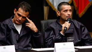 Ver v&iacute;deo  'Militares y polic&iacute;as liberados por las FARC: "La guerrilla est&aacute; debilitada pero no derrotada"'