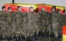 Spanish soldiers carry the coffins of R&iacute;os and Garcia at the military airport of Lavacolla in Santiago de Compostela