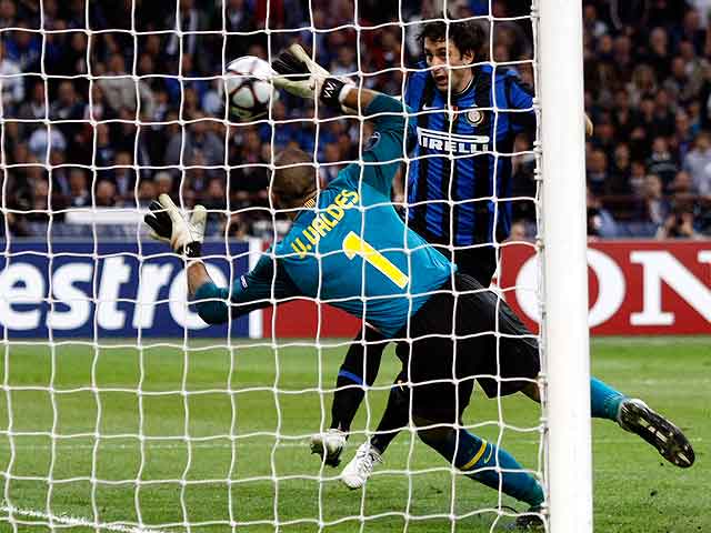 Milito golea en fuera de juego (3-1)