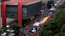 Ir al Video&nbsp;Millones de personas celebran el Desfile del Orgullo Gay en Brasil