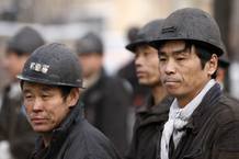 Mineros chinos esperan noticias sobre sus compañeros atrapados tras la explosión Mineros chinos esperan noticias sobre sus compañeros atrapados tras la explosión