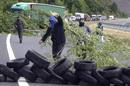 Los mineros asturianos han cortado la carretera utilizando ramas de &aacute;rboles y neum&aacute;ticos.