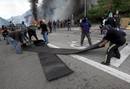 Los mineros que cortan con una barricada colocada junto al pozo Santiago el tr&aacute;fico desde primera hora de la ma&ntilde;ana realizan un lazo negro
