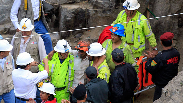 Los nueve mineros atrapados en Per&uacute; ven por fin la luz del d&iacute;a