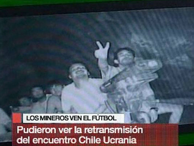 Los mineros ven por televisi&oacute;n el amistoso entre Chile y Ucrania