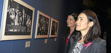 La ministra de cultura, &Aacute;ngeles Gonz&aacute;lez-Sinde visitando la exposici&oacute;n 'Viaje al cine espa&ntilde;ol'. En la imagen observa las fotos de 'Belle &Eacute;poque'