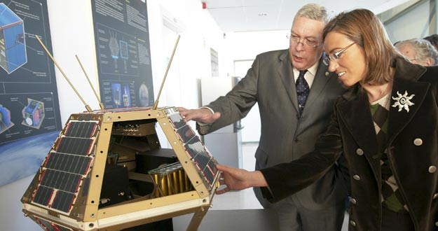 La ministra de Defensa, Carme Chac&oacute;n, acompa&ntilde;ada del director general del INTA, Fernando Gonz&aacute;lez, observa una maqueta antes de la firma del contrato para la fabricaci&oacute;n del sat&eacute;lite "Paz" (06/11/08).