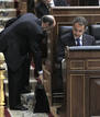 El ministro del Interior, Alfredo P&eacute;rez Rubalcaba, sujeta la cartera del presidente del Gobierno