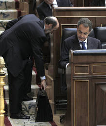 El ministro del Interior, Alfredo P&eacute;rez Rubalcaba, sujeta la cartera del presidente del Gobierno