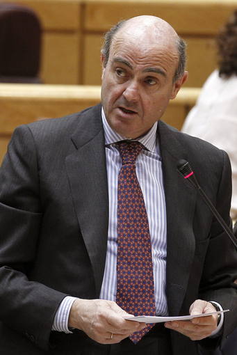 El ministro de Econom&iacute;a y Competitividad, Luis de Guindos, durante su intervenci&oacute;n en la sesi&oacute;n de control al Gobierno en el Senado