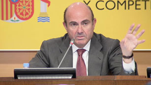 Ver v&iacute;deo  'El ministro de Econom&iacute;a da cuatro meses a los bancos para fusionarse'