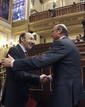 El ministro de Econom&iacute;a saluda al nuevo secretario general del PSOE