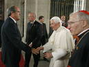 El ministro de Educaci&oacute;n, &Aacute;ngel Gabilondo, recibe al papa Benedicto XVI a su llegada a San Lorenzo de El Escorial