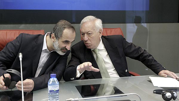 El ministro español de Asuntos Exteriores, José Manuel García Margallo (d), junto a Moaz Jatib (iz), destacado miembro y expresidente de la Coalición Nacional de las Fuerzas de la Oposición y Revolución Siria (CNFROS)