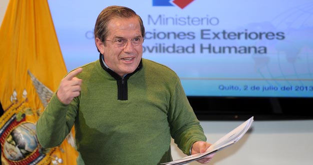 El ministro de Exteriores de Ecuador, Ricardo Patiño, en la rueda de prensa en la que ha denunciado el hallazgo de un micro en la embajada de su país en Londres.