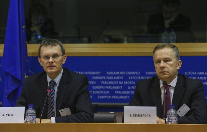 El ministro de Finanzas de Letonia, Andris Vilks, con el gobernador del Banco Central let&oacute;n, Ilmars Rimsevics