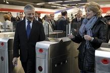 El ministro de Fomento, Jos&eacute; Blanco, y la presidenta de la Comunidad de Madrid, Esperanza Aguirre, durante la inauguraci&oacute;n de la nueva estaci&oacute;n de la l&iacute;nea 9 de Metro.