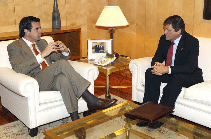 El ministro de Industria, Energ&iacute;a y Turismo, Jos&eacute; Manuel Soria, conversa con el presidente de Asturias, Javier Fern&aacute;ndez