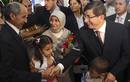 El ministro turco de Exteriores, Ahmet Davutoglu, saluda al l&iacute;der del Consejo Nacional de Transici&oacute;n libio (CNT), durante la rueda de prensa conjunta