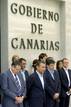 Tambi&eacute;n se ha realizado un paro en la sede del Gobierno de Canarias. El presidente del Gobierno canario, Paulino Rivero, y el consejero de Medio Ambiente y Ordenaci&oacute;n Territorial, Domingo Berriel, junto con trabajadores en la concentraci&oacute;n.