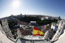 Vista desde el Ayuntamiento de la capital, de la plaza de Cibeles donde miles de j&oacute;venes llegados a Madrid desde distintos pa&iacute;ses asisten a la misa de bienvenida de los peregrinos de la Jornada Mundial de la Juventud.