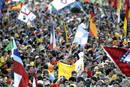 Gran n&uacute;mero de personas durante la misa de bienvenida a los peregrinos de la Jornada Mundial de la Juventud (JMJ)