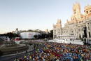 Gran n&uacute;mero de personas en la plaza de Cibeles de la capital durante la misa de bienvenida a los peregrinos de la Jornada Mundial de la Juventud
