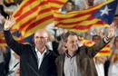 El candidato de CiU a las pr&oacute;ximas elecciones auton&oacute;micas catalanas, Artur Mas (d), acompa&ntilde;ado del portavoz parlamentario del partido, Josep Antoni Duran Lleida (i), durante el acto de campa&ntilde;a electoral celebrado este mediod&iacute;a en el pabell&oacute;n Ol&iacute;mpico