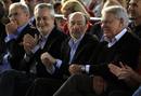 Alfonso Guerra y Felipe Gonz&aacute;lez no coincid&iacute;an en un mitin desde hace m&aacute;s de una d&eacute;cada pero se han sentado separados, con Gri&ntilde;&aacute;n y Rubalcaba en medio
