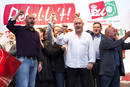 El coordinador general de IU, Cayo Lara (3d), acompa&ntilde;ado del cabeza de lista al Congreso por Valencia, Ricardo Sixto (i), y algunos miembros del partido en Valencia
