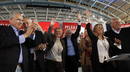 Rubalcaba (4d), acompa&ntilde;ado por Felipe Gonzalez (d), Alfonso Guerra (i), Jos&eacute; Antonio Gri&ntilde;&aacute;n (2i), y Trinidad Jim&eacute;nez (2d), en el mitin