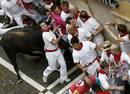 UN MIURA EN CABEZA PONE LA EMOCI&Oacute;N EN UN LIMPIO SEGUNDO ENCIERRO