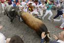 UN MIURA EN CABEZA PONE LA EMOCI&Oacute;N EN UN LIMPIO SEGUNDO ENCIERRO