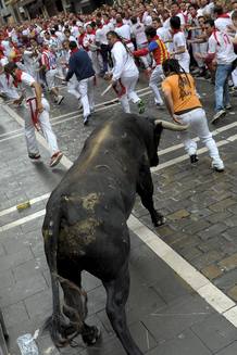 UN MIURA EN CABEZA PONE LA EMOCI&Oacute;N EN UN LIMPIO SEGUNDO ENCIERRO