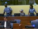 Ir al Video&nbsp;Mladic es expulsado del Tribunal por su actitud provocadora