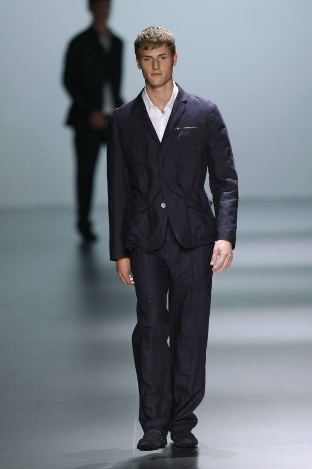 Modelo de Adolfo Dom&iacute;nguez en Cibeles Madrid Fashion Week 2009