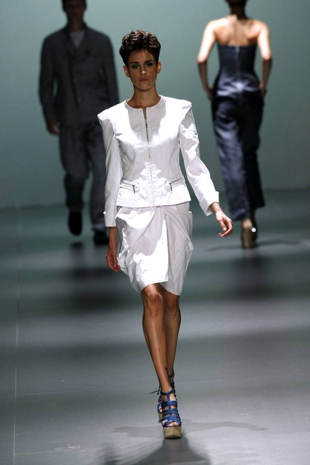 Modelo de Adolfo Dom&iacute;nguez en Cibeles Madrid Fashion Week 2009