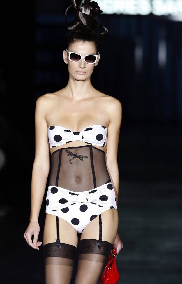 Modelo de Andr&eacute;s Sard&aacute; en Cibeles Madrid Fashion Week