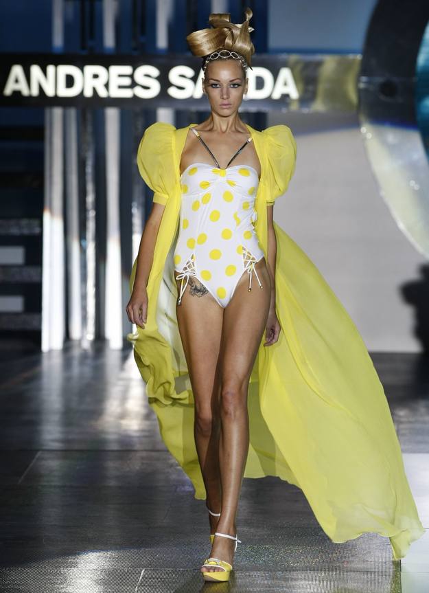 Modelo de Andr&eacute;s Sard&aacute; en Cibeles Madrid Fashion Week